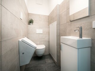 Separates WC mit Pissoir