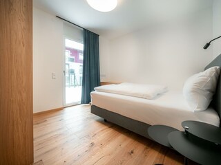 Zweites Schlafzimmer mit direktem Terrassenzugang