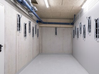 Fahrradraum mit versperrbaren Abteile