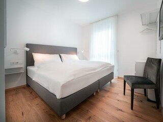 Zweites Schlafzimmer mit gemütlichem Boxspringbett