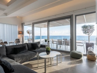 Wohnbereich mit großer Terrasse und Meerblick
