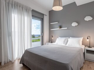 2 bed rooms with double bed, one with 2 single beds