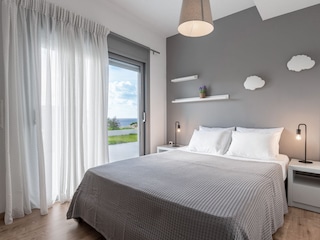 2 Schlafzimmer mit Doppelbett, eines mit 2 Einzelbetten