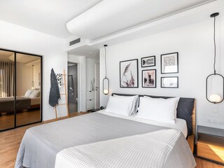 2 Schlafzimmer mit Doppelbett, eines mit 2 Einzelbetten