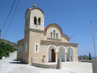 Schöne Kirche im Dorf Agios Johannis