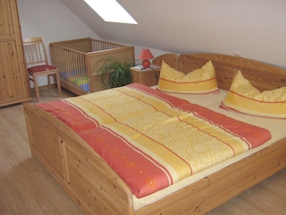 Schlafzimmer (i.H. das Kinderbettchen)