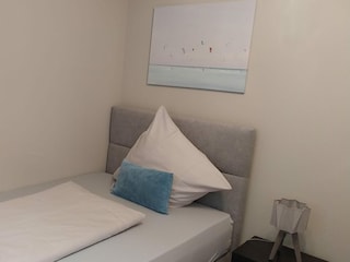 Einzelzimmer mit Boxspringbett