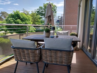 Balkon mit Sonnenschirm
