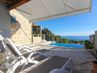 Terrasse mit Pool und Meerblick