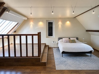 Schlafzimmer mit Doppelbett an ersten Stock