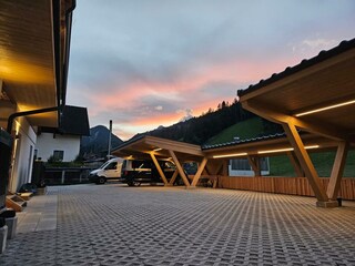 Überdachter Parkplatz