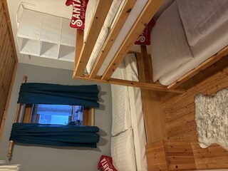 Zimmer mit Etagenbett und Einzelbett