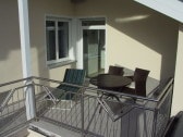 Balkon/teils überdacht/SW-10,5m²/Tisch.Stühle.Liegen.