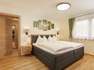 Schlafzimmer mit Doppelbett