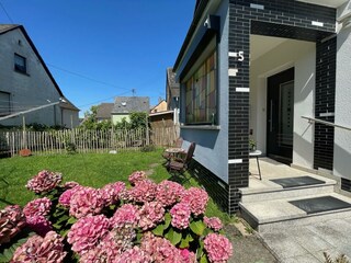 Hauseingang mit Garten