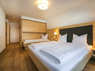 Schlafzimmer mit Doppelbett und Stockbett