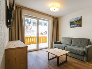 Wohnbereich mit TV und ausziehbarer Schlafcouch