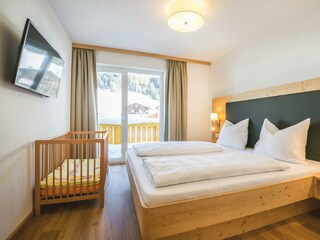 Möglichkeit für ein Gitterbett im Schlafzimmer