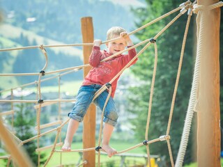 Kind beim Klettern im Abenteuerland