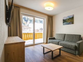 Wohnbereich mit TV und ausziehbarer Schlafcouch
