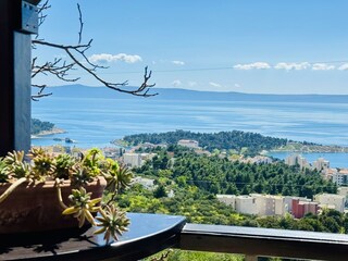 Terrasse mit Esstisch und Meerblick