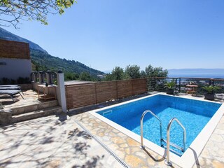 Der Pool und Terrasse mit Meerblick