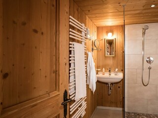 Badezimmer im Chalet Unterboden 5