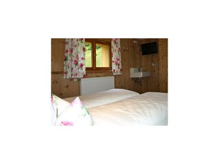 Zimmer Rose mit Doppelbett, Waschbecken