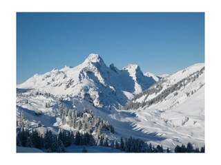 Tiefverschneite Berge