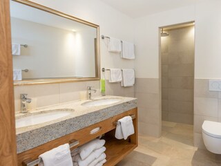 Badezimmer mit Dusche und WC