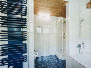 TOP APARTMENT NEBENHAUS BADEZIMMER