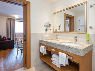 Badezimmer mit Dusche und WC