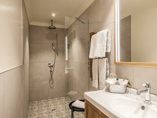 Badezimmer im Apartment Tannberg