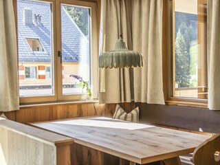 Esstisch im Apartment Tannberg
