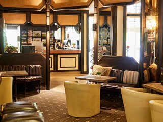 Tagesbar gemütlich sitzen Tisch 205 Hotelpark der