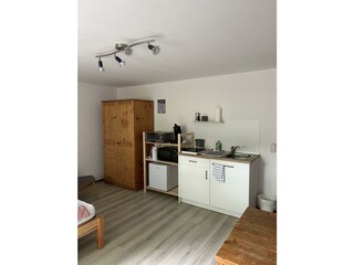 Kleiderschrank und Schrank mit Spülbecken