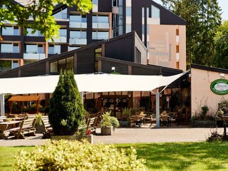 Biergarten Ansicht 3 von Wiese Hotelpark der Weste