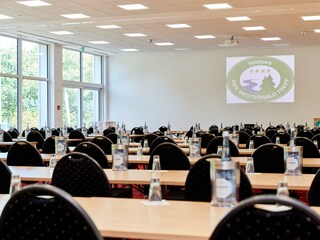 Tagungsraum Blick auf Leinwand 3 Hotelpark der Wes
