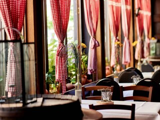 Westerwälder Stube Tische Fenster 5 Hotelpark der