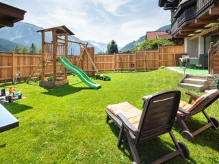 Garten mit Spielplatz