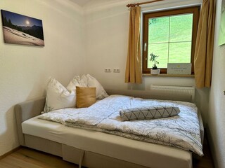 kleines Schlafzimmer mit Schlafsofa