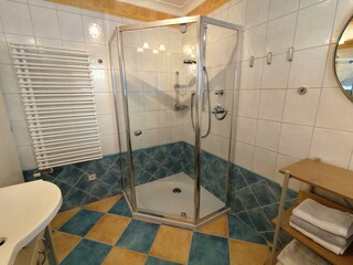 Badezimmer mit Eckdusche
