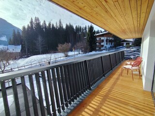 Balkon mit Waldblick und Bergblick