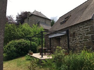 Die Terrasse hinter dem Cottage
