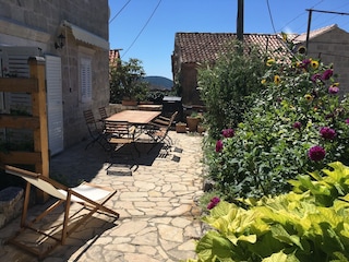 Terrasse Ferienwohnung2 mit Esstisch