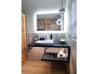 Badezimmer Waschbecken und LED Spiegel