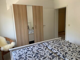Großer Kleiderschrank im Schlafzimmer.