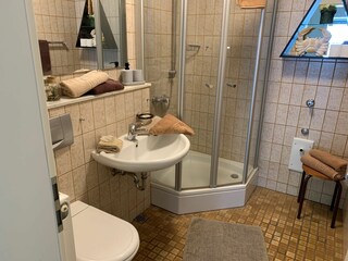 Die Duschbäder der Wohneinheiten im Ferienhaus.