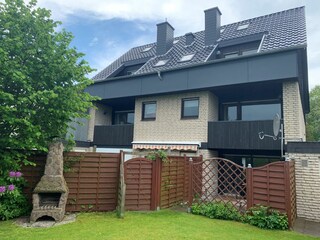 Das Ferienhaus mit 2 Hausseiten, Blick ins Grüne.