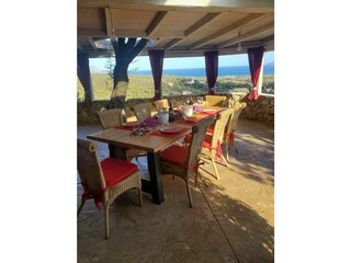 Gemütliche Terrasse mit Panorama-Meerblick